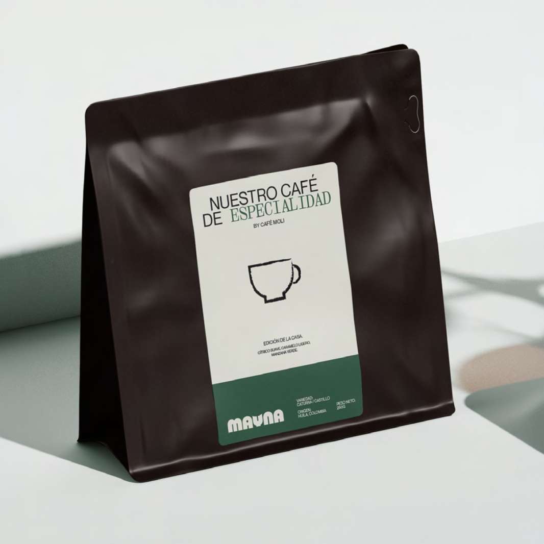 Retrato artístico enmarcado con decoración de fondo verde