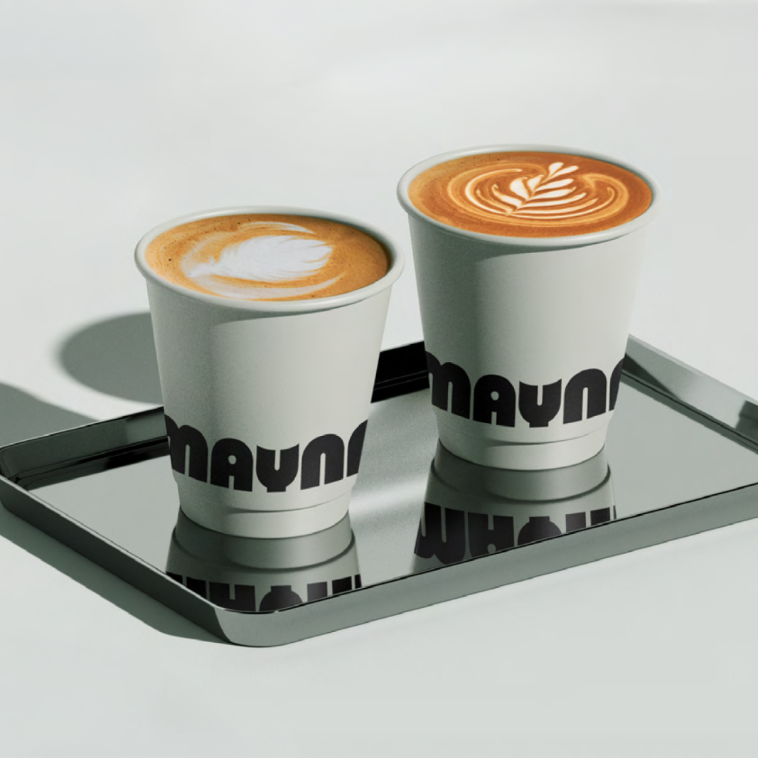 Poke bowl con arroz, pepino, surimi y mango sobre un fondo colorido