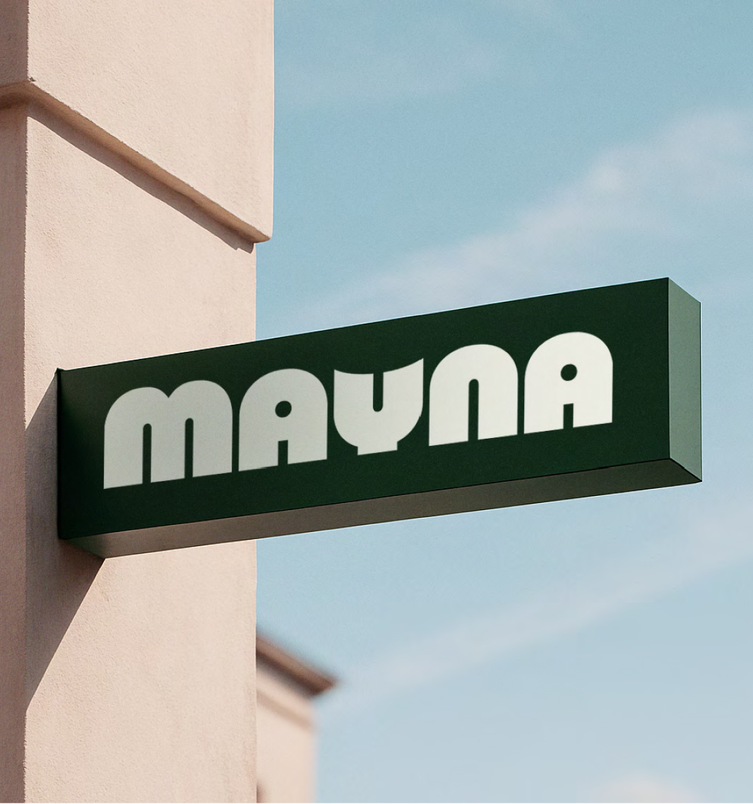 Persona sirviendo ingredientes frescos en un poke bowl